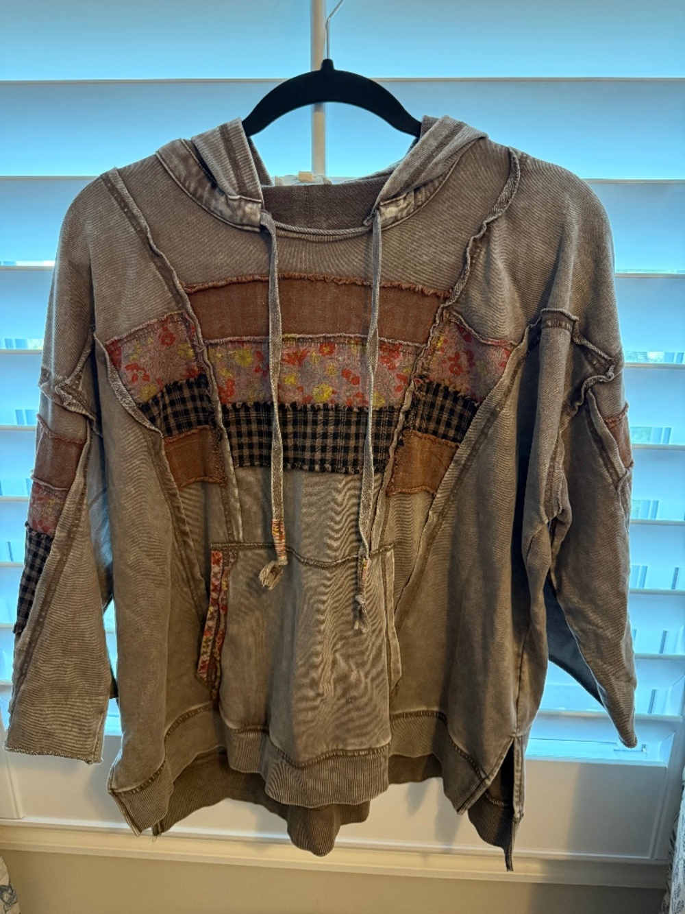 Easel Sweatshirt with a hood and 3/4 length sleeve